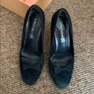 Vintage Boutique 58 black suede pumps with bow